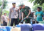 Dandim 0619 Lakukan Pendistribusian Air Bersih Pada Masyarakat Yang Terdampak Kekeringan