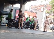 Guru SMP se-Purwakarta Bagikan Ribuan Bendera Merah Putih untuk HUT RI ke-79