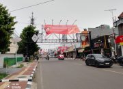 Pemasangan Banner di Billboard Jalan Sudirman Purwakarta Dinilai Membahayakan