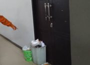 Sampah Berserakan di Depan Pintu Ruang Kantor Kadis Disporaparbud Purwakarta Tuai Sorotan