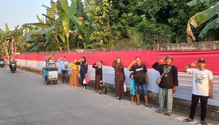 Sambut HUT ke-80 RI, Warga Sukarata Bentangkan Bendera 100 Meter